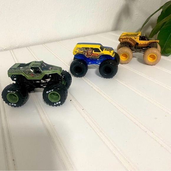 Bundle of (6) Monster Jam (3)Soldier Fortune, (2) Flip Cars (1) Flip Morph Truck - Picture 1 of 14